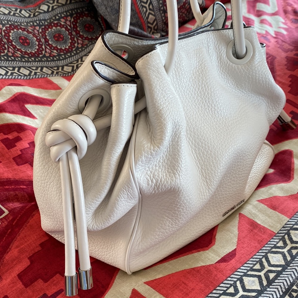 🌺Gorgeous 🌺 Micheal Kors  White Large Handbag 🎉 Make an offer 🎉
